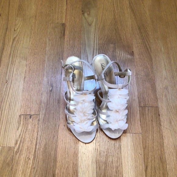 Lulu Townsend Shoes - HP💝LuLu Townsend Ivory sz 7 petal accent 3” heel